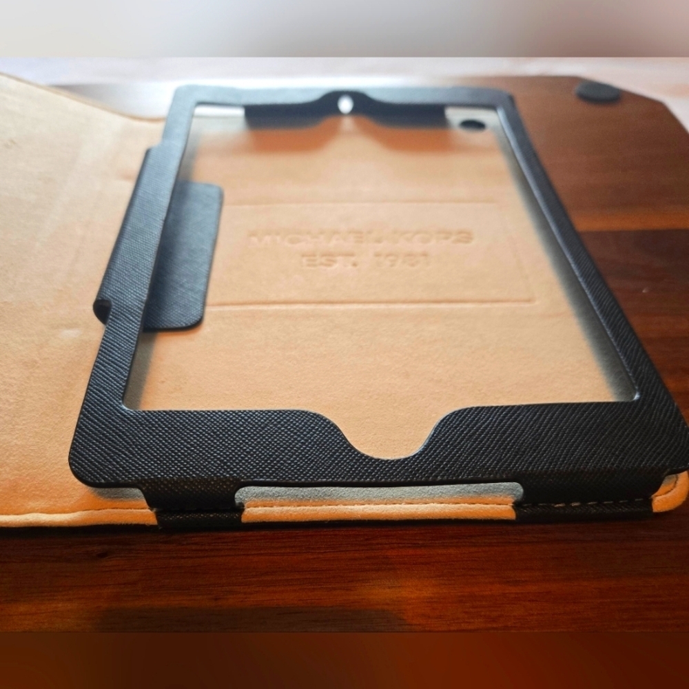 NWOT | Michael Kors | Leather Tablet Case | Black w/ Cream Interior & Gold Logo - Picture 8 of 8